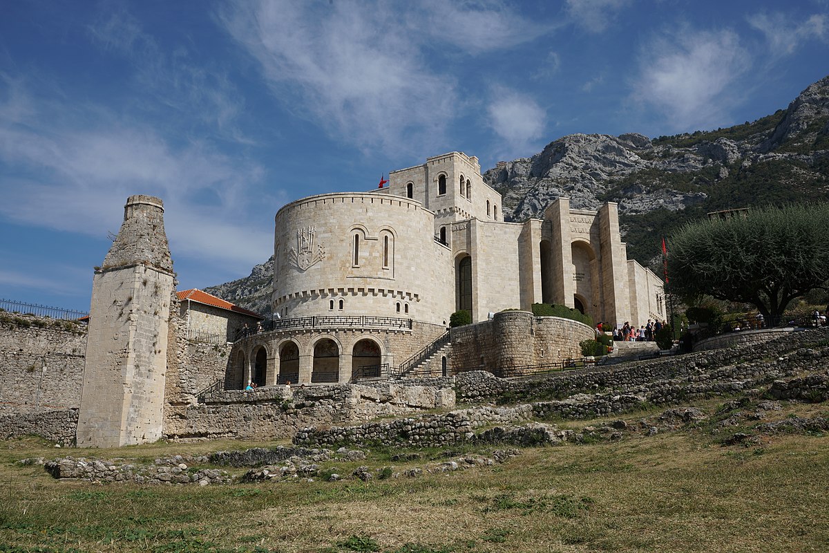 1200px-Skanderbeg_Muesum_in_Kruja_2018